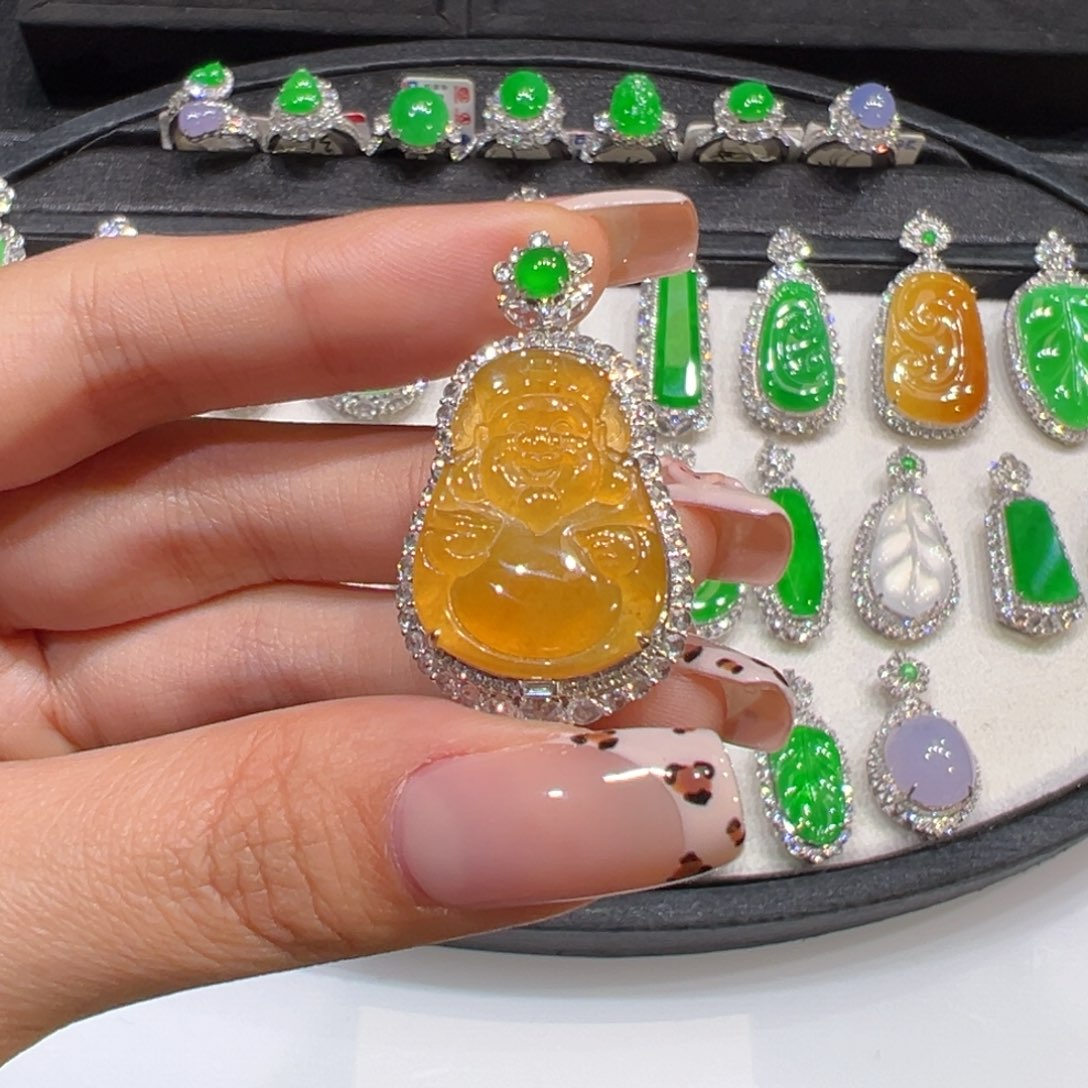 翡翠18K金镶嵌颈饰