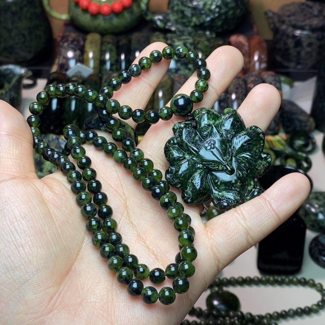 芳****蛇纹石玉未镶嵌项链