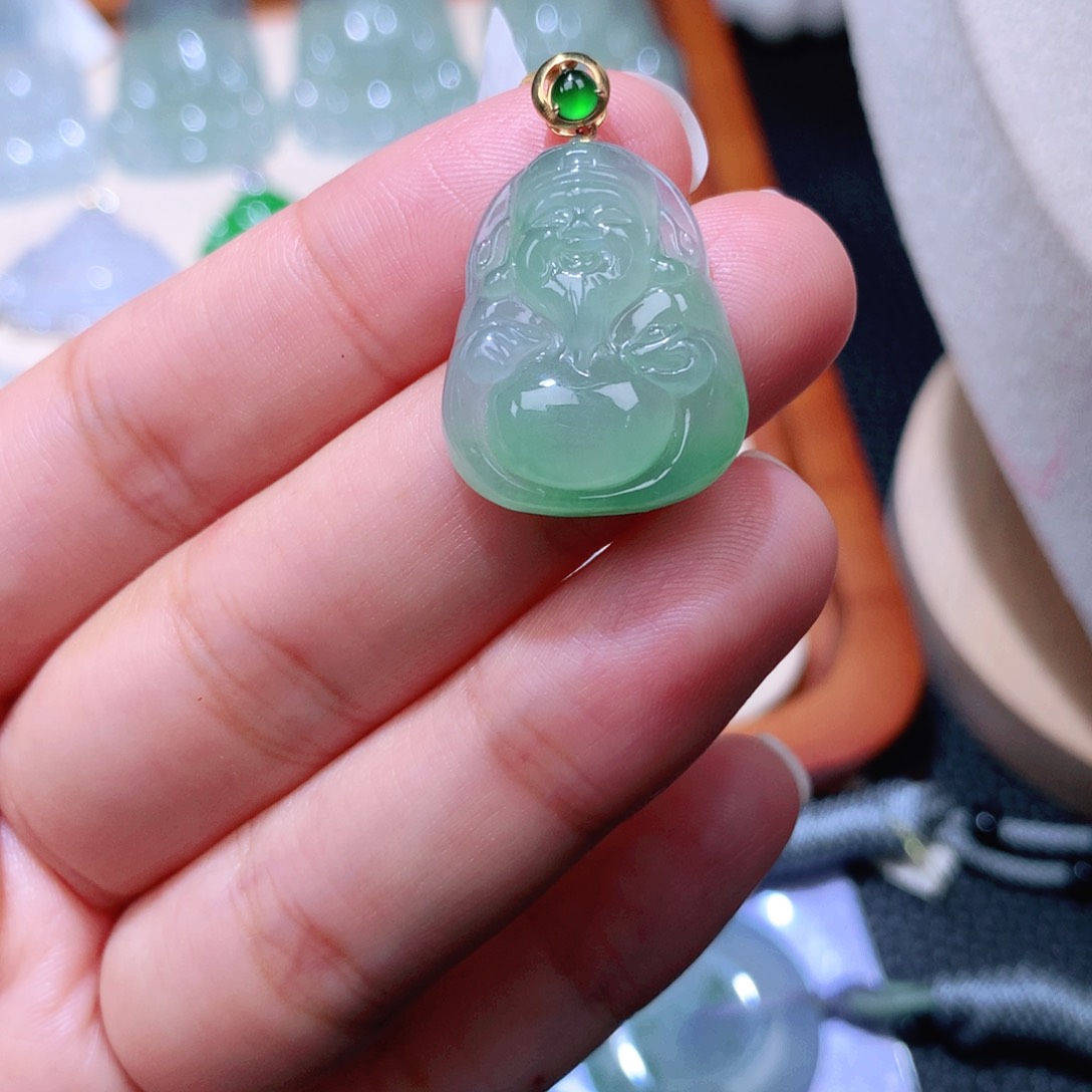 颈饰18K金镶嵌翡翠财神爷