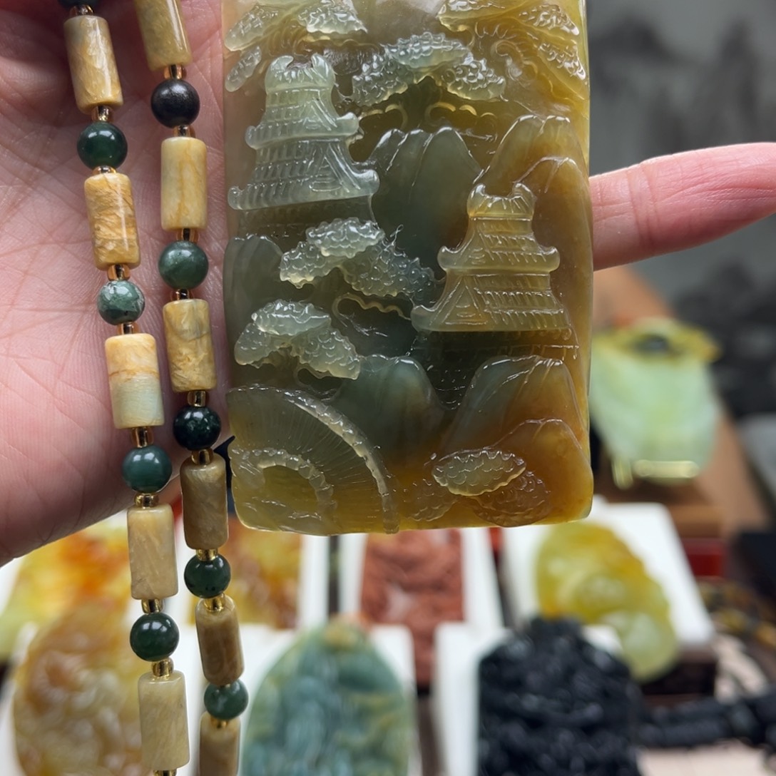 岫玉未镶嵌颈饰挂件