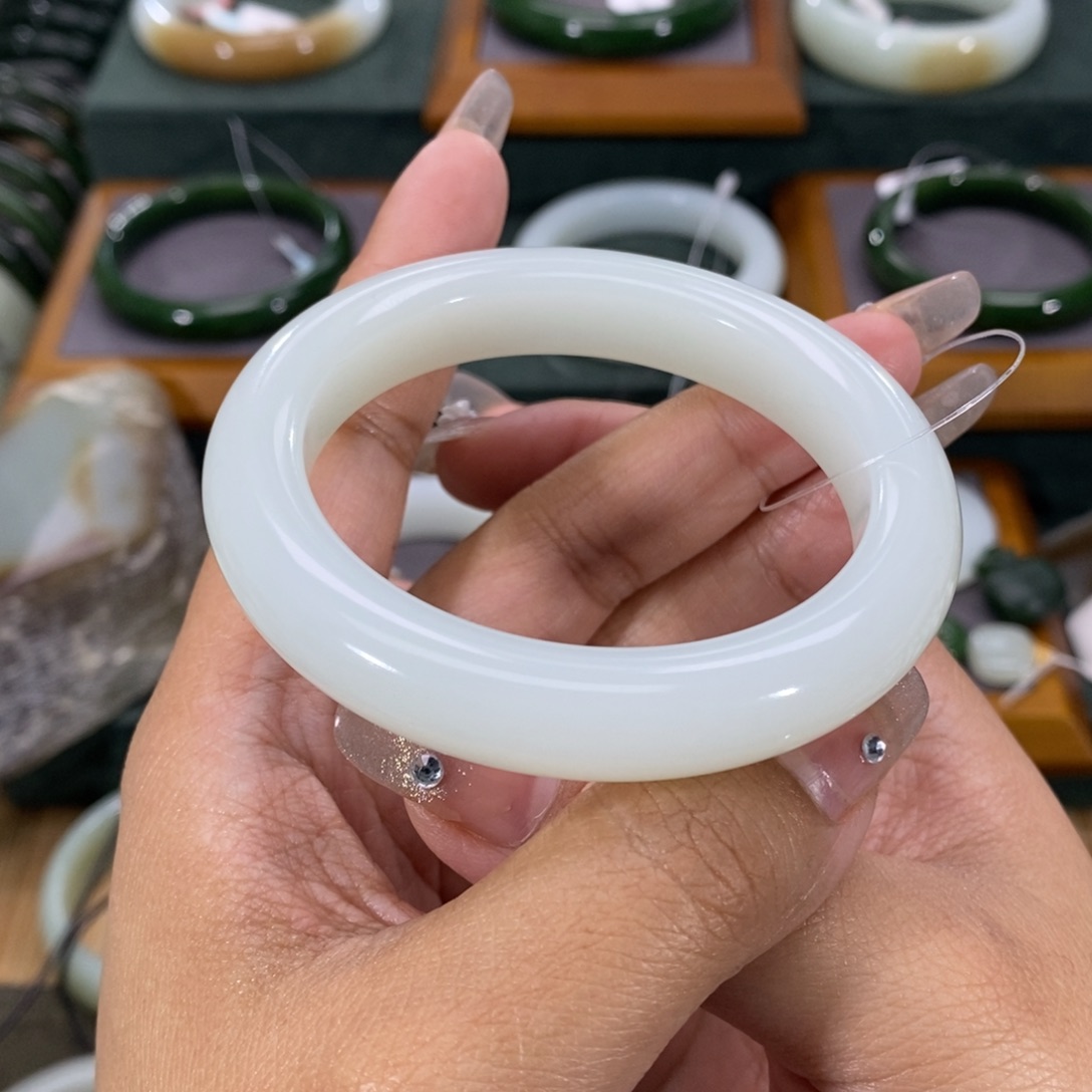 和田玉手镯未镶嵌