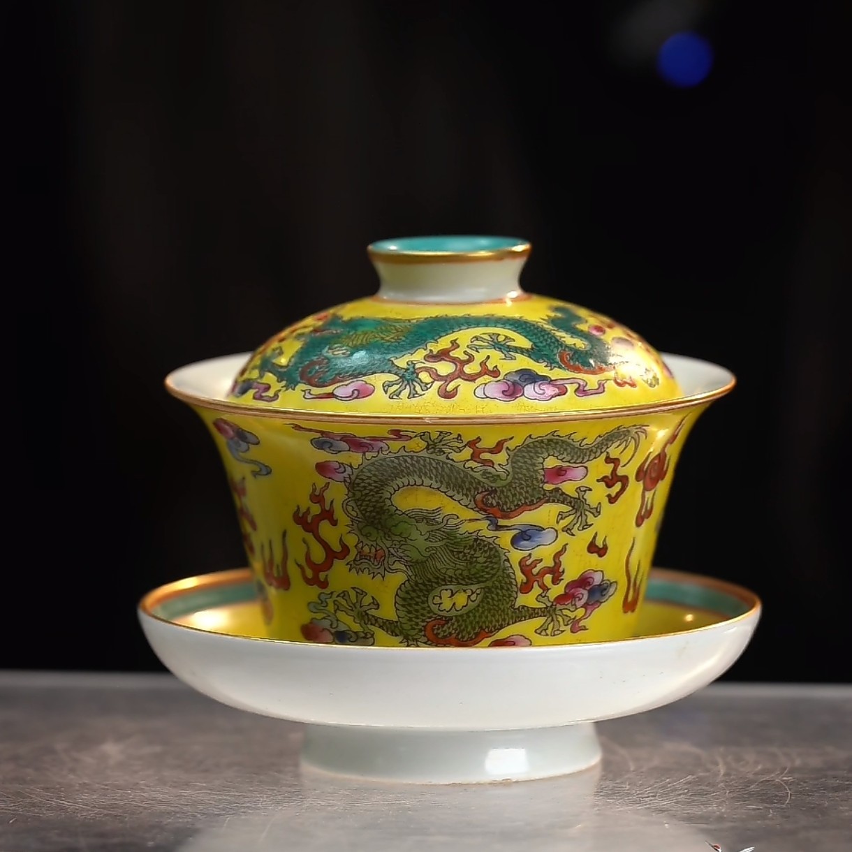 黄地粉彩云龙戏珠纹三才盖碗