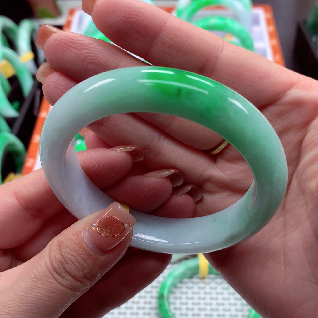 翡翠手镯未镶嵌缅甸翡翠