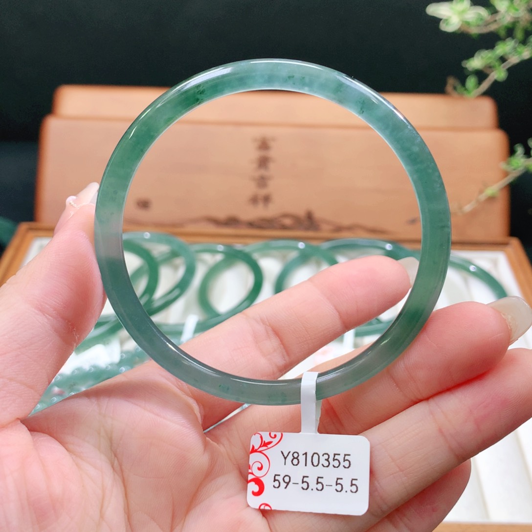 翡翠手镯未镶嵌天然