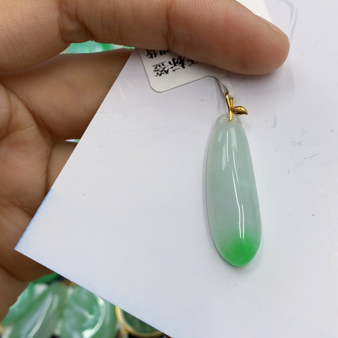 翡翠18K金镶嵌颈饰
