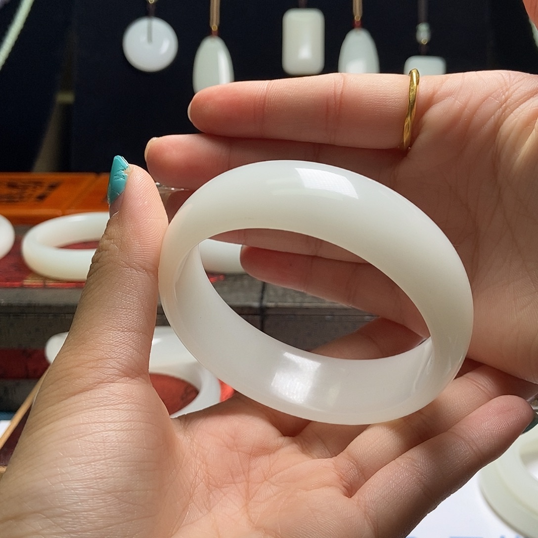 爱***使60圈口小轮胎手镯白色