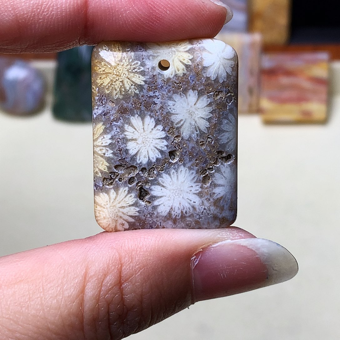 石英质玉颈饰未镶嵌彩*?