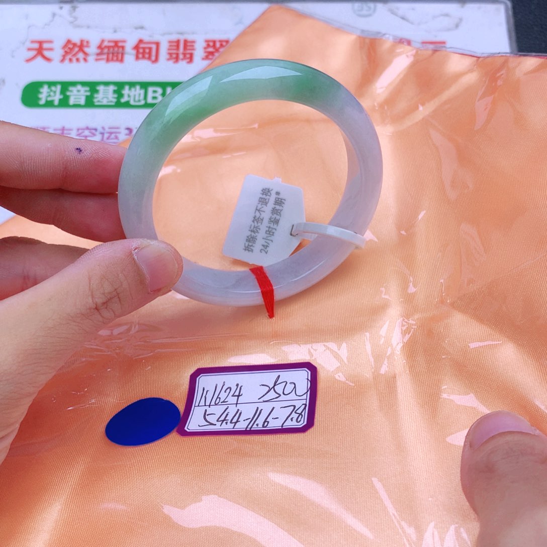 翡翠手镯未镶嵌我