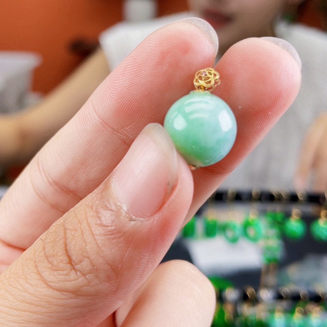 18K金镶嵌翡翠耳饰