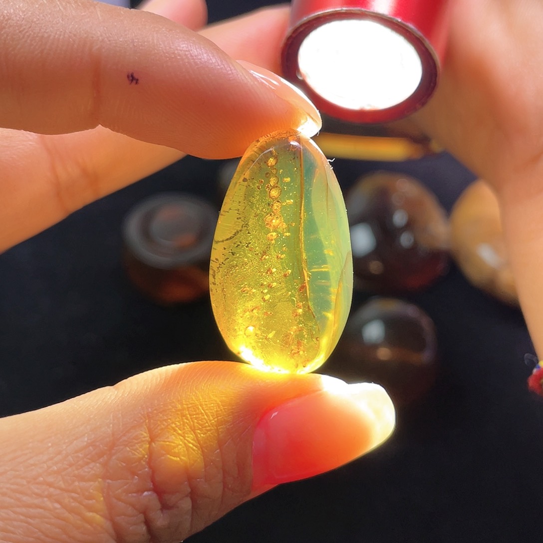 琥珀裸石未镶嵌。