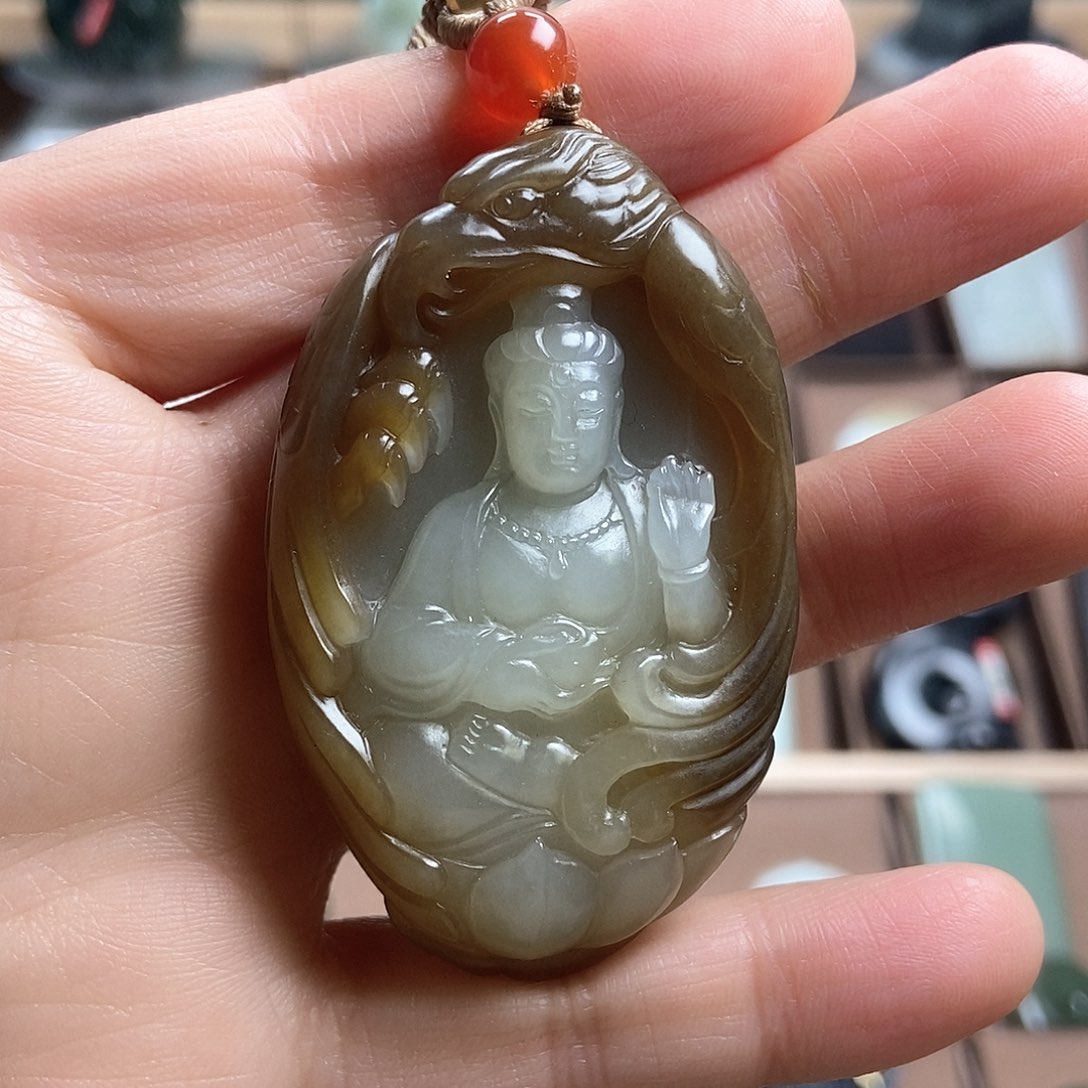 和田玉（糖玉）颈饰未镶嵌糖**?