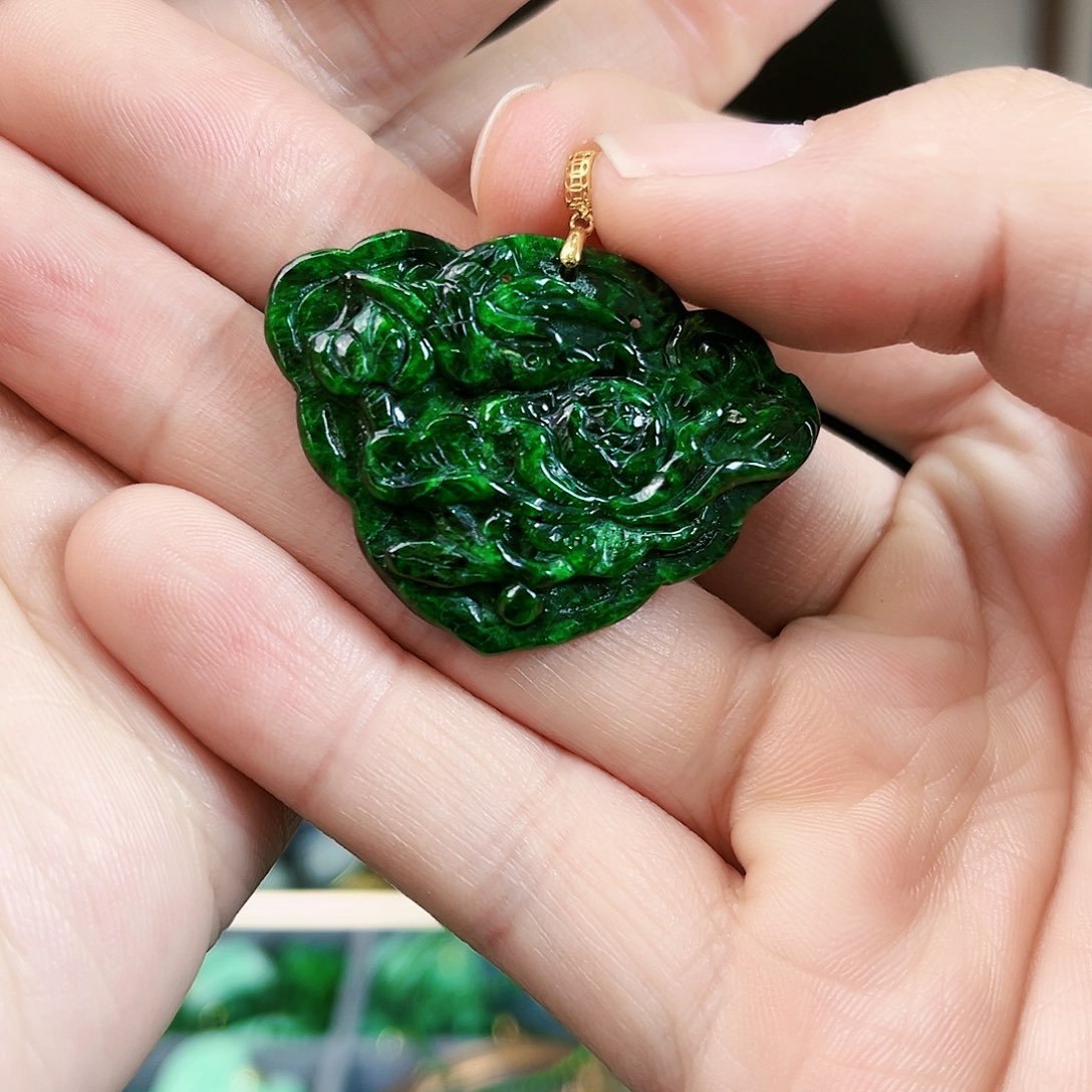 翡翠颈饰18K金镶嵌吊坠多样性