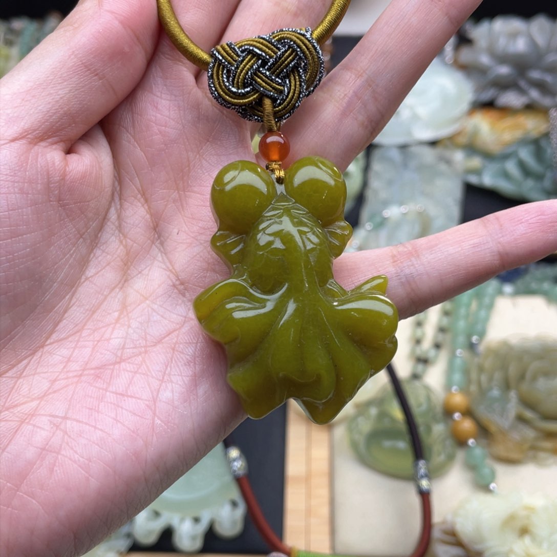 蛇纹石玉颈饰未镶嵌