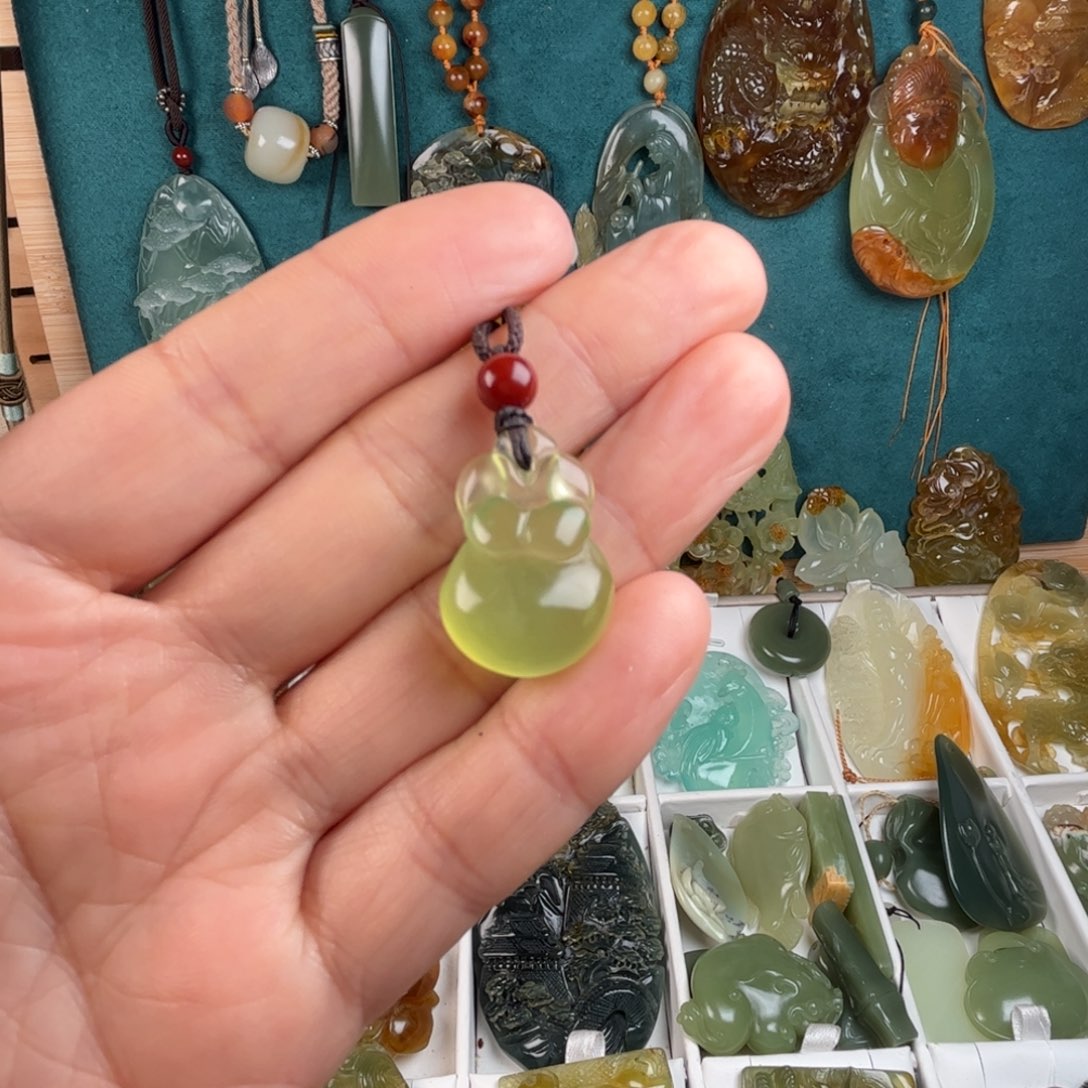 蛇纹石玉未镶嵌颈饰