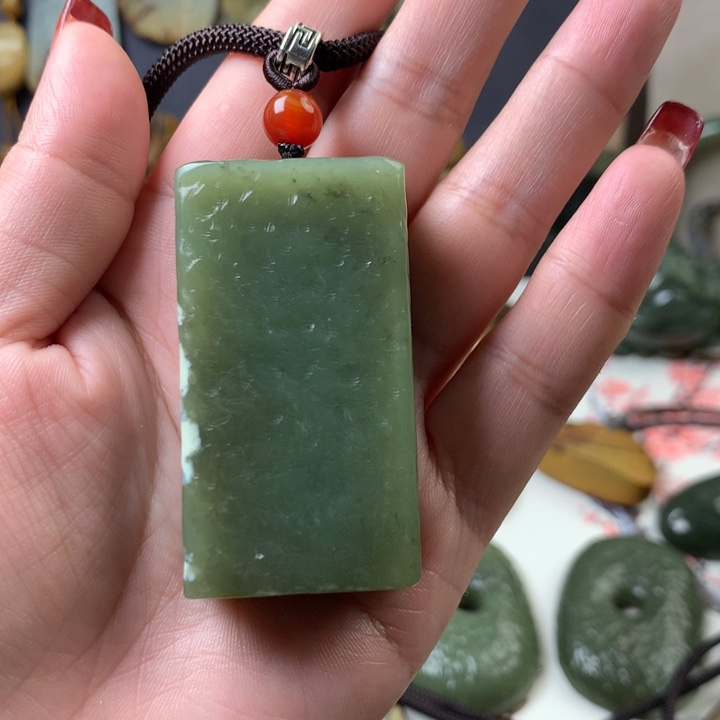 透闪石质玉挂件未镶嵌