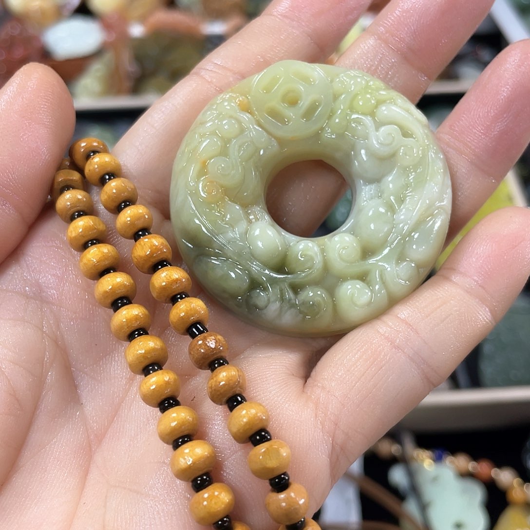 蛇纹石玉颈饰未镶嵌