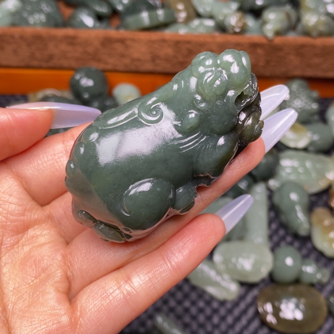 和田玉颈饰未镶嵌小**哥