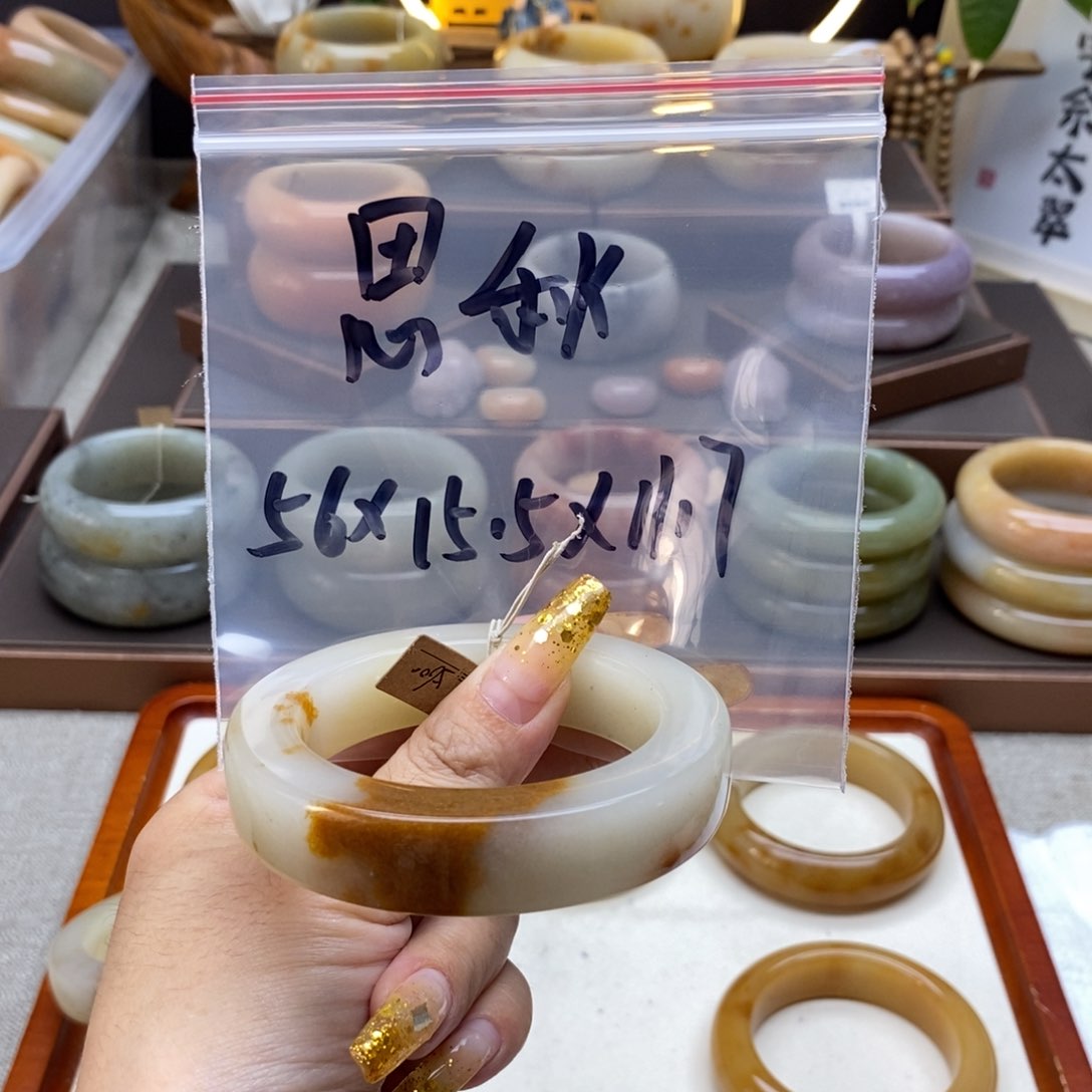 石英质玉手镯未镶嵌思***?