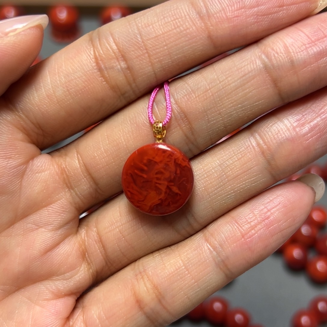 南红玛瑙18K金镶嵌吊坠 玫锦红妖火焰圆牌 约15.3mm 性价比