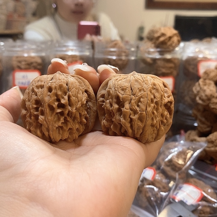 文玩核桃吊坠43门墩有水尖