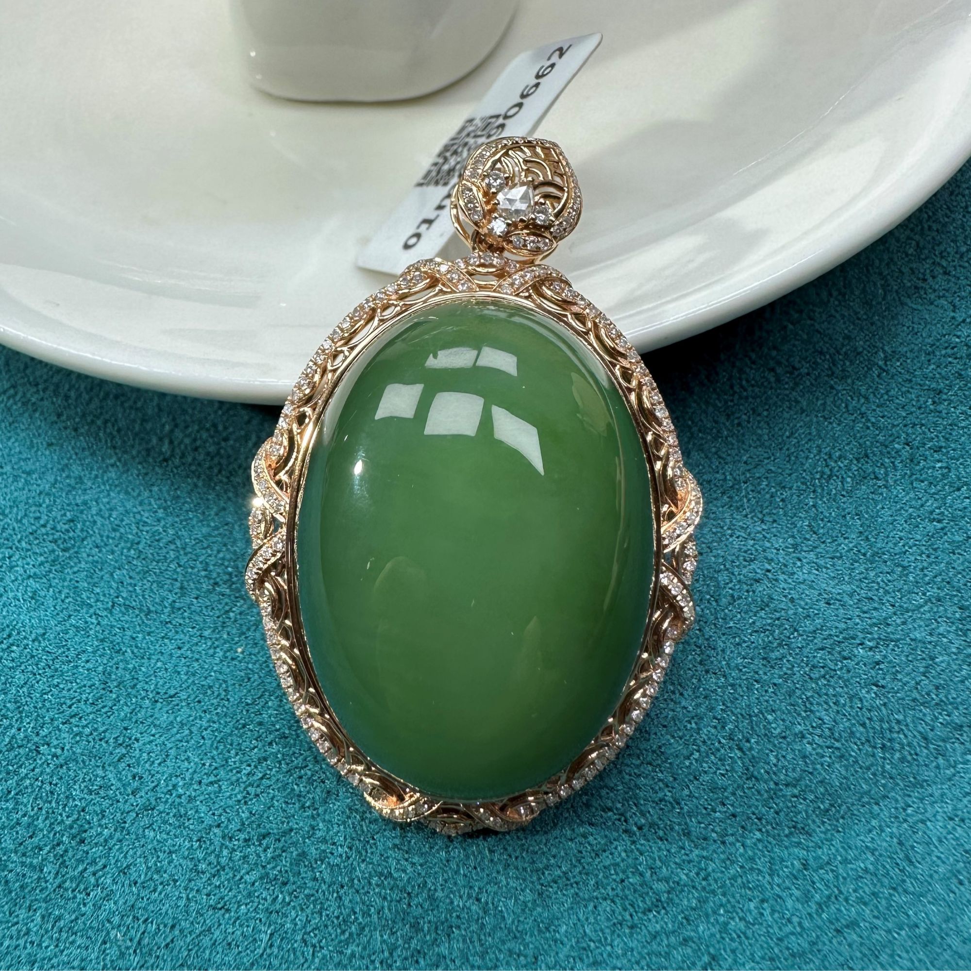 俄料碧玉藏品级绿猫鸽子蛋（裸石23*32mm）18K金镶嵌吊坠时尚绿色