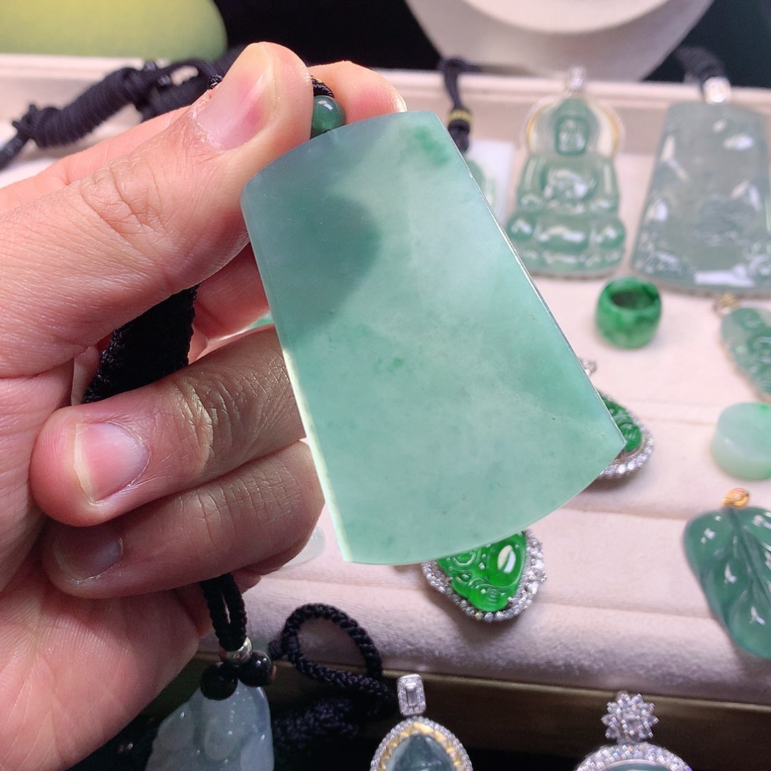 翡翠颈饰未镶嵌翡翠