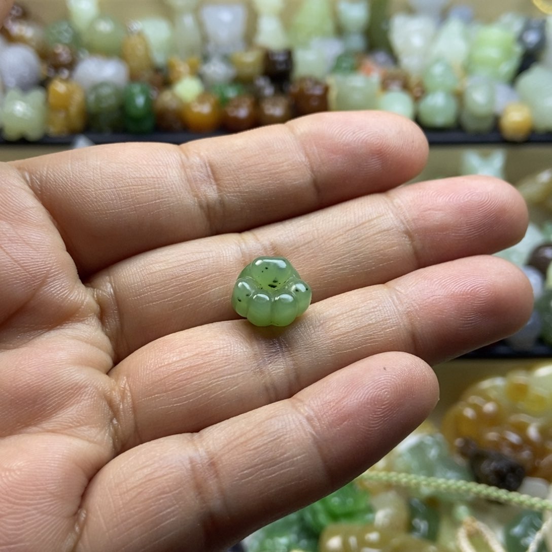 和田玉未镶嵌颈饰昕*