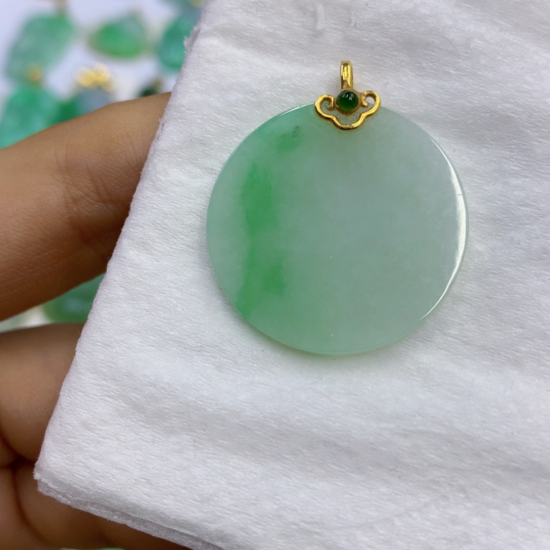 翡翠18K金镶嵌颈饰