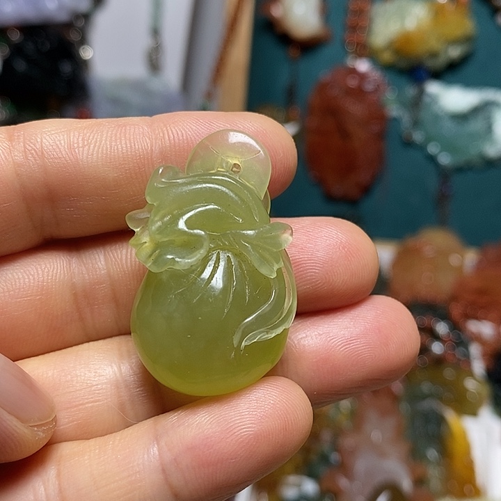 翡翠未镶嵌吊坠(赠链)