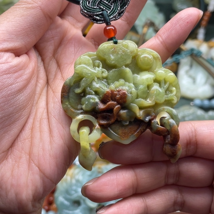 蛇纹石玉吊坠合金