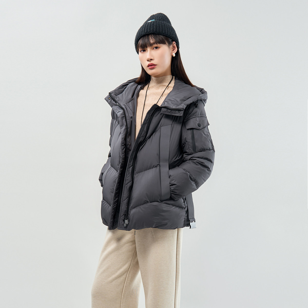 歌蒂诗冬季新款时尚简约经典百搭白鹅绒连帽羽绒服短款8E46Y0699