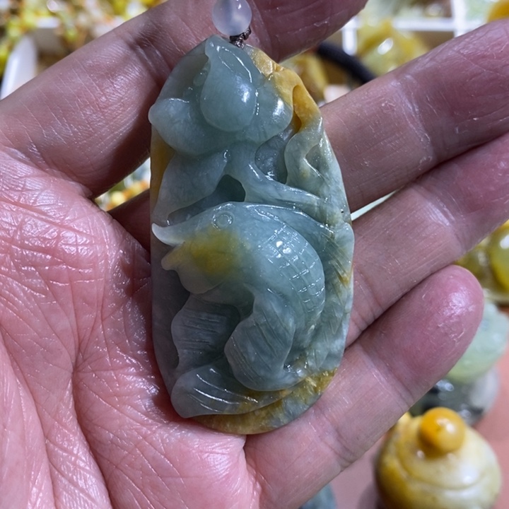 蛇纹石玉颈饰未镶嵌