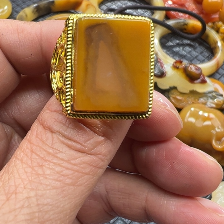 石英质玉（黄龙玉）颈饰未镶嵌