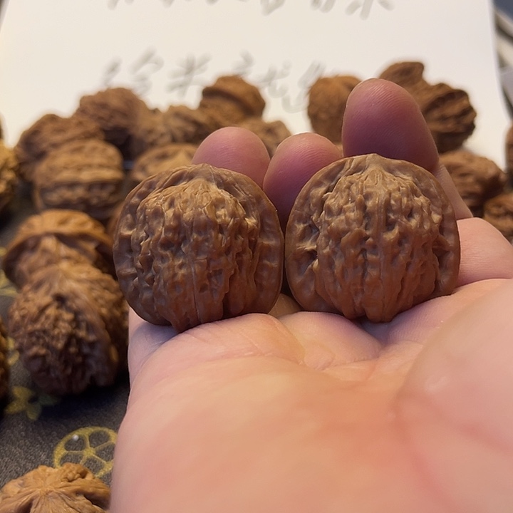 拿***仑吊坠文玩核桃楼子