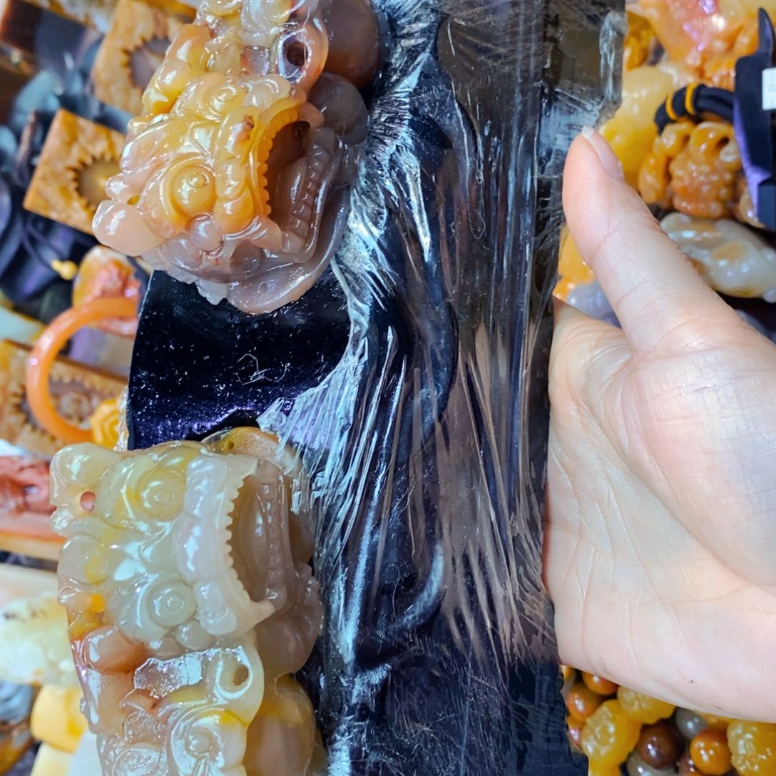 未镶嵌石英质玉（黄龙玉）颈饰