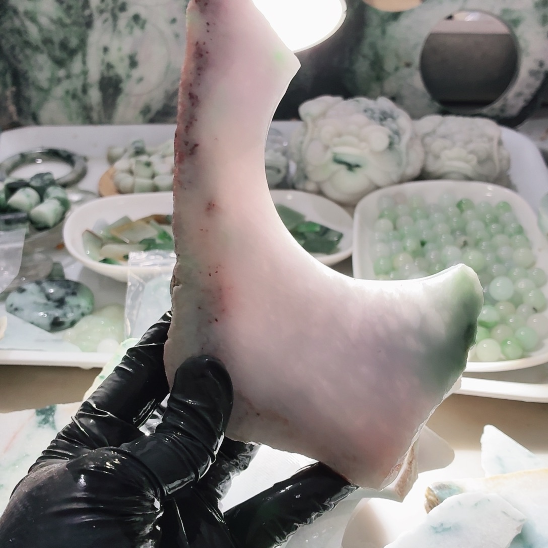 翡翠未镶嵌颈饰边角料