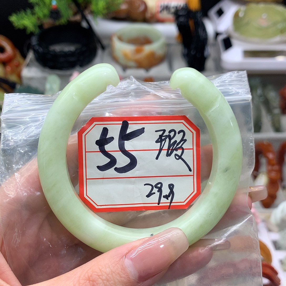 蛇纹石玉手镯未镶嵌