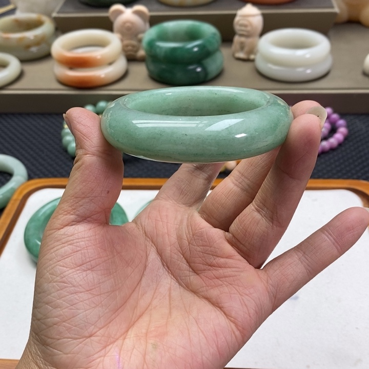 羊***咩石英质玉未镶嵌手镯