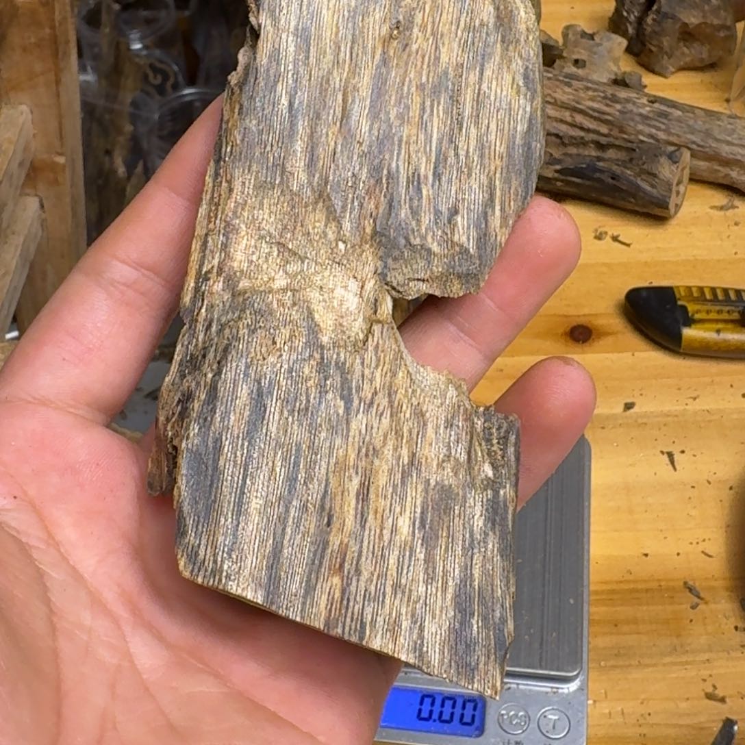 沉香沉香碎屑C****y陆河品种块料51克