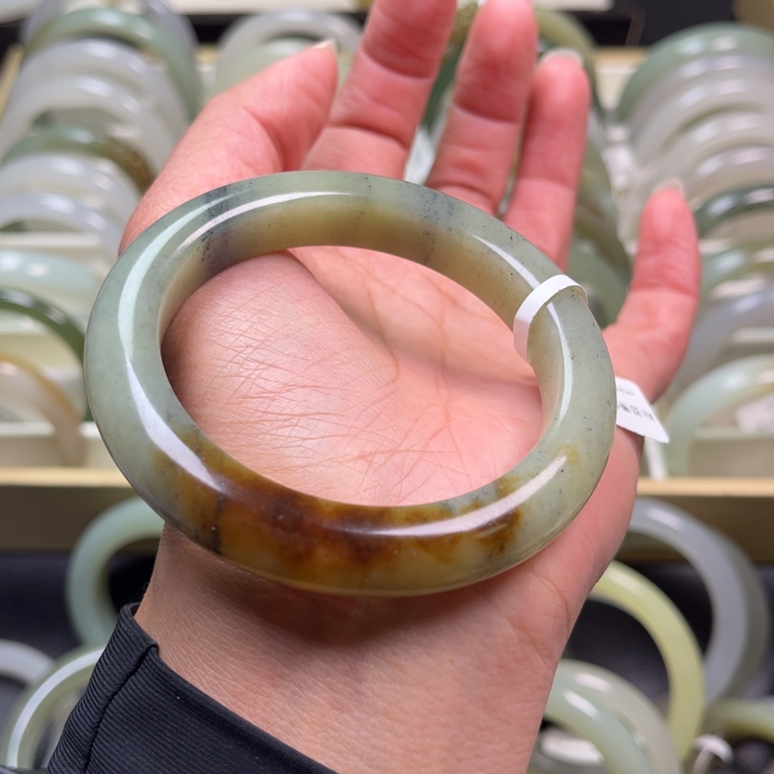 白***ら和田玉未镶嵌手镯56圈