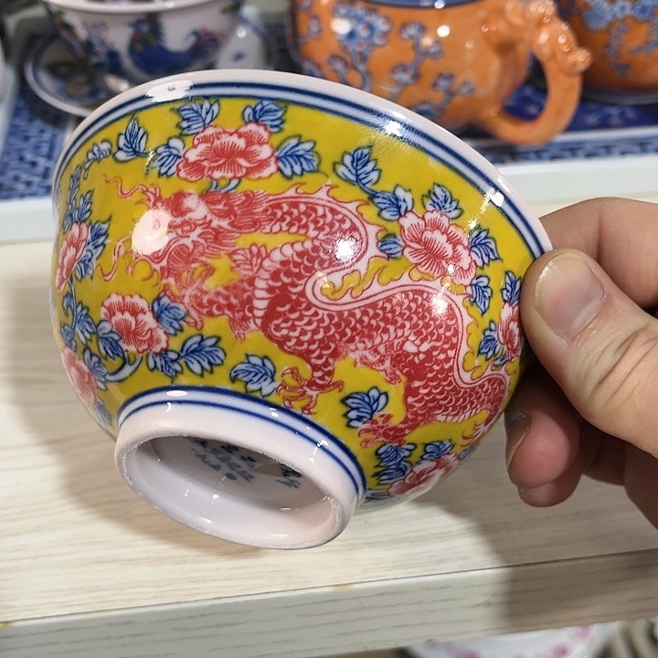 瓷片///直径12.5厘米。红西西。