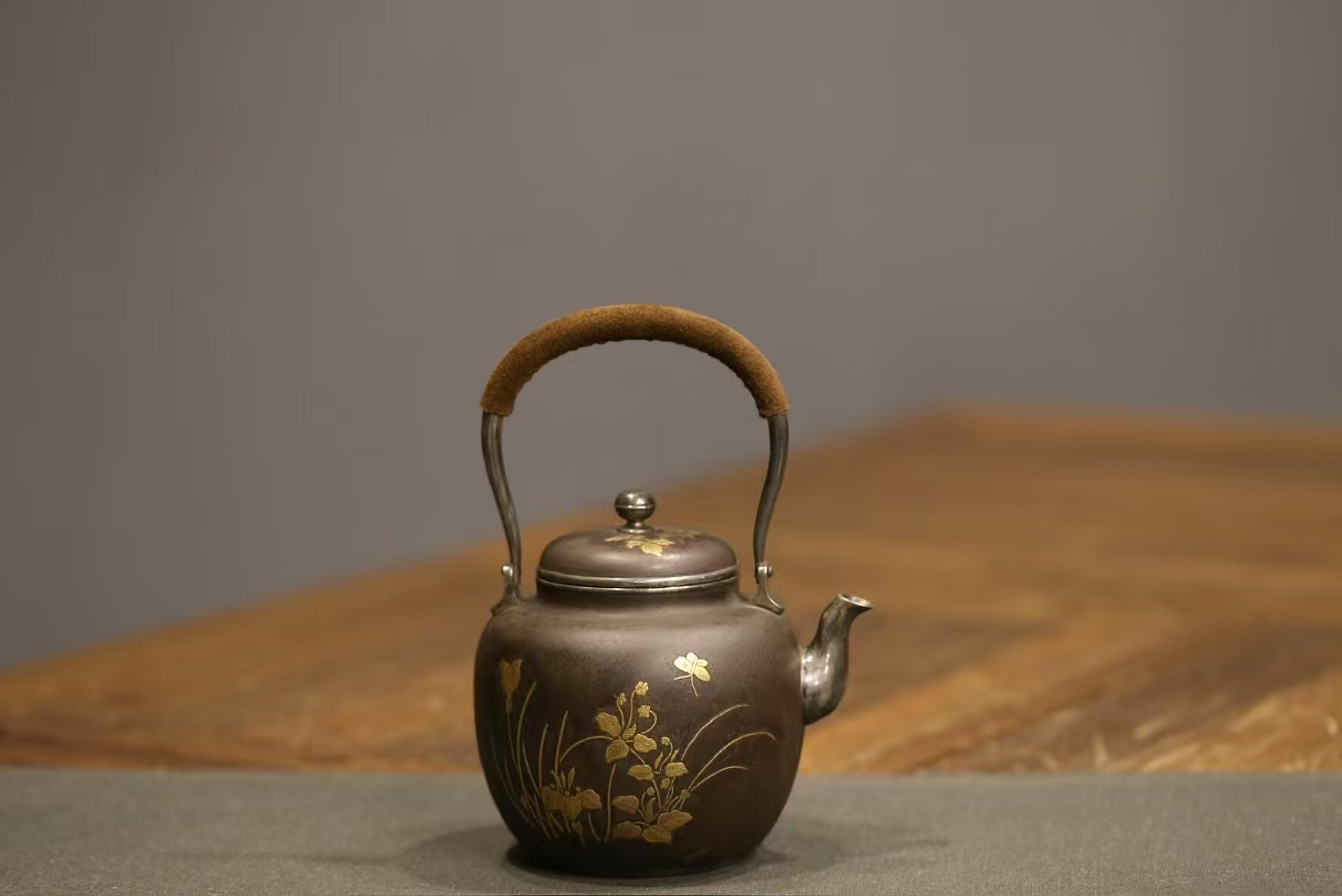 收藏级 殿堂级、铁包银壶 底款：宗美 （山田宗美）铁包银、壶身措纯金