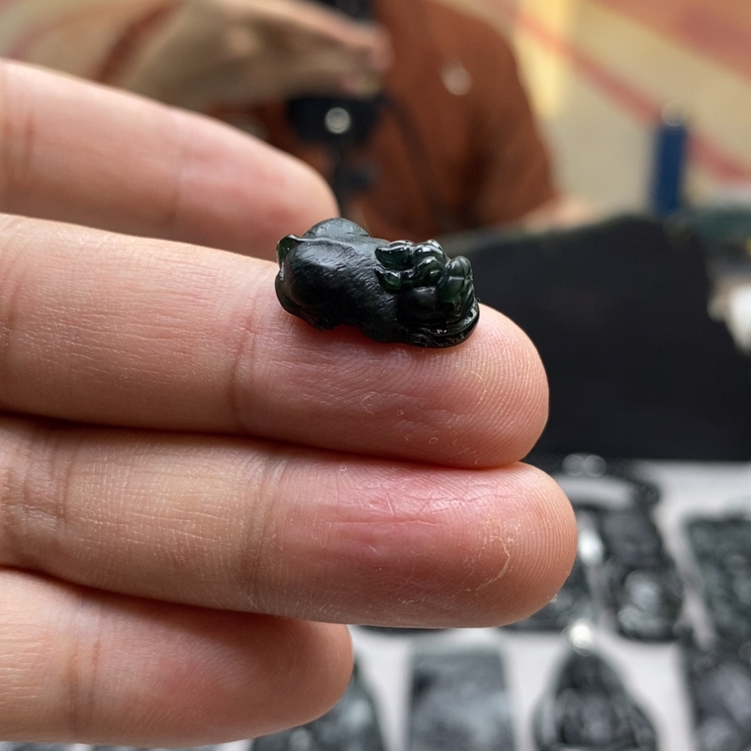 翡翠未镶嵌颈饰貔貅