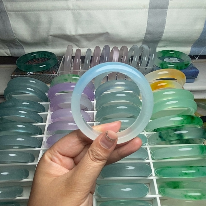 石英质玉手镯未镶嵌