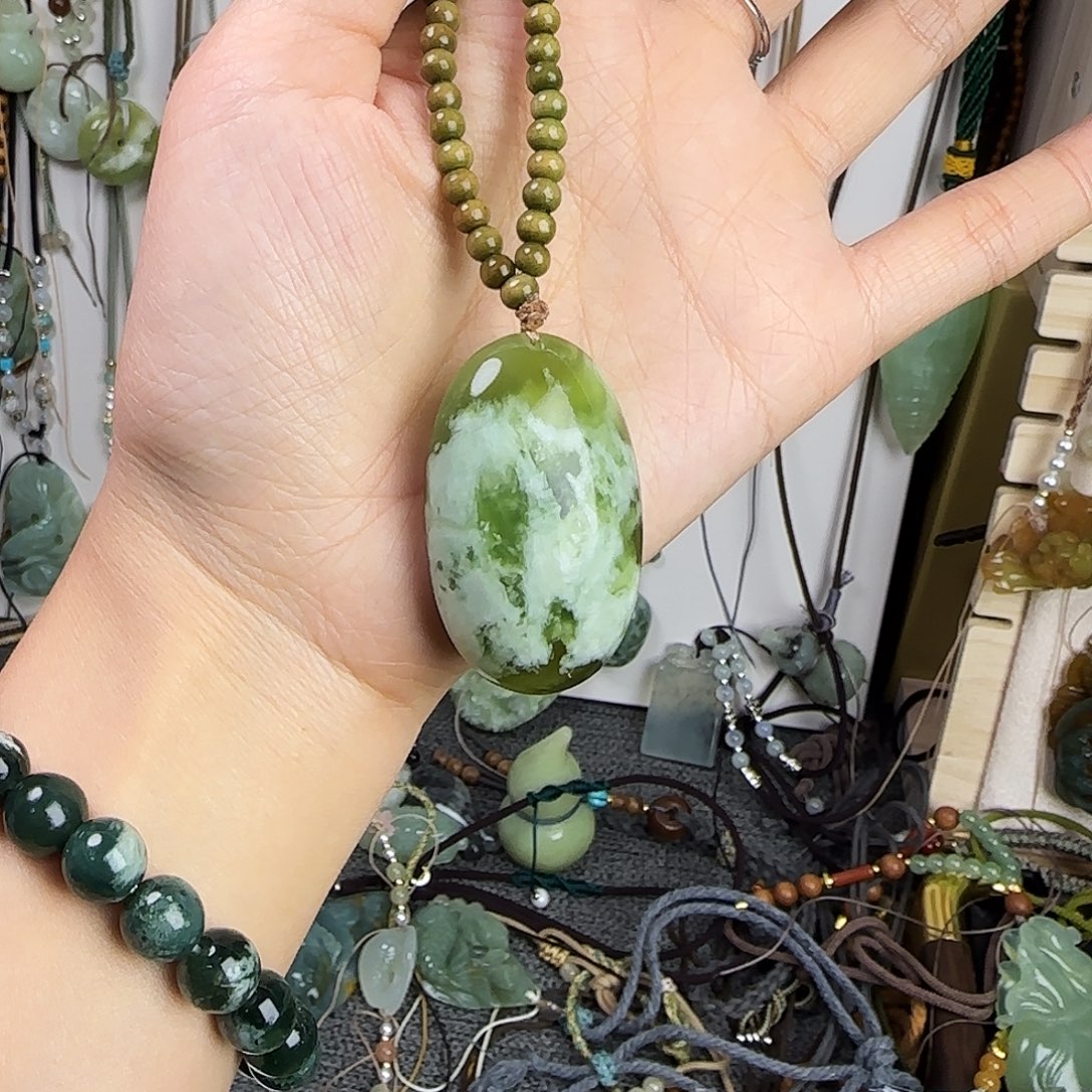 请***饼蛇纹石玉未镶嵌颈饰