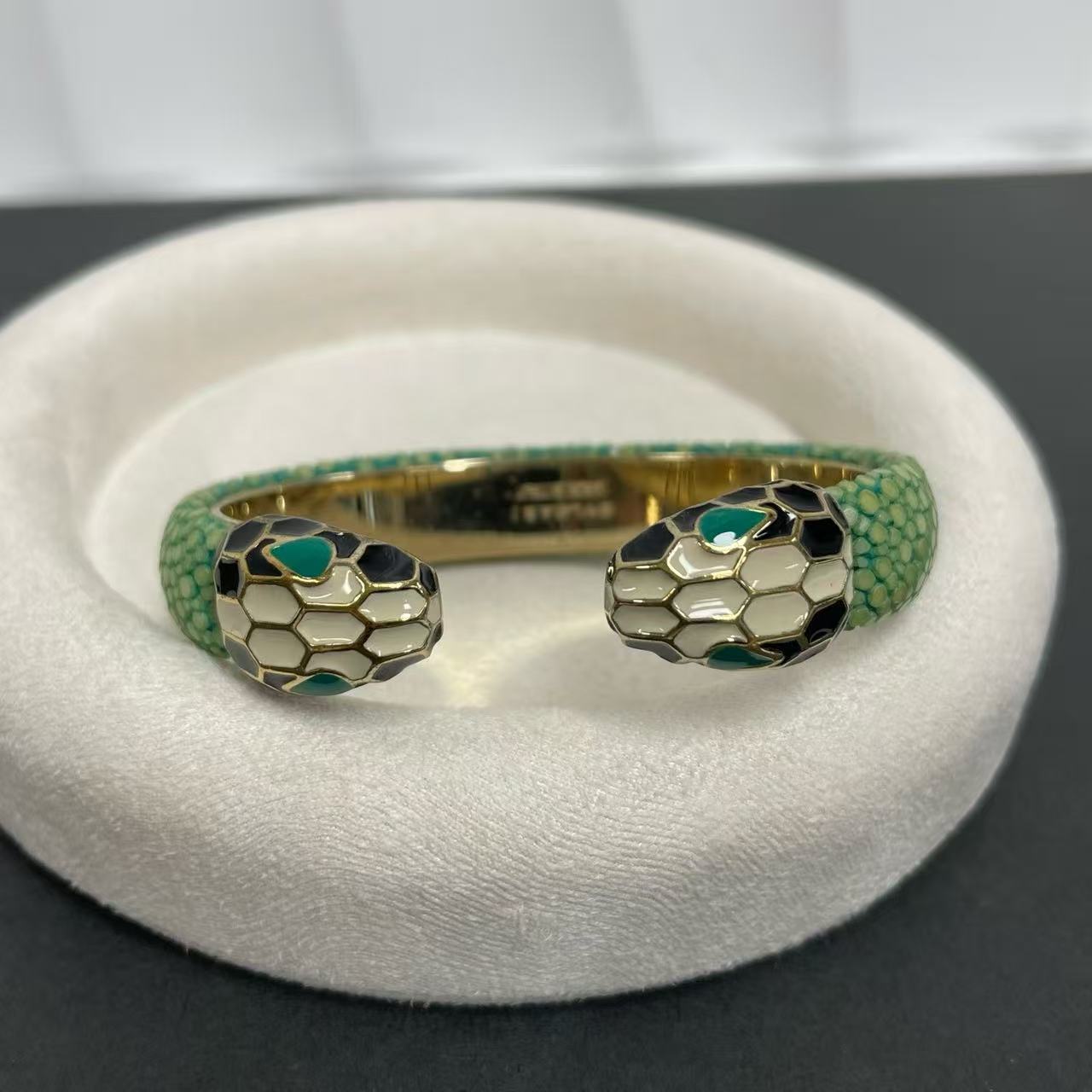 95新 BVLGARI/宝格丽 坤球奢选宝格丽蛇头珍珠鱼皮手镯