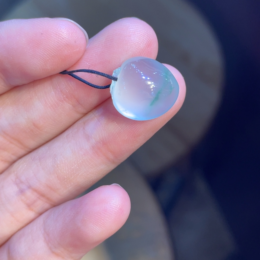 翡翠未镶嵌颈饰桃子