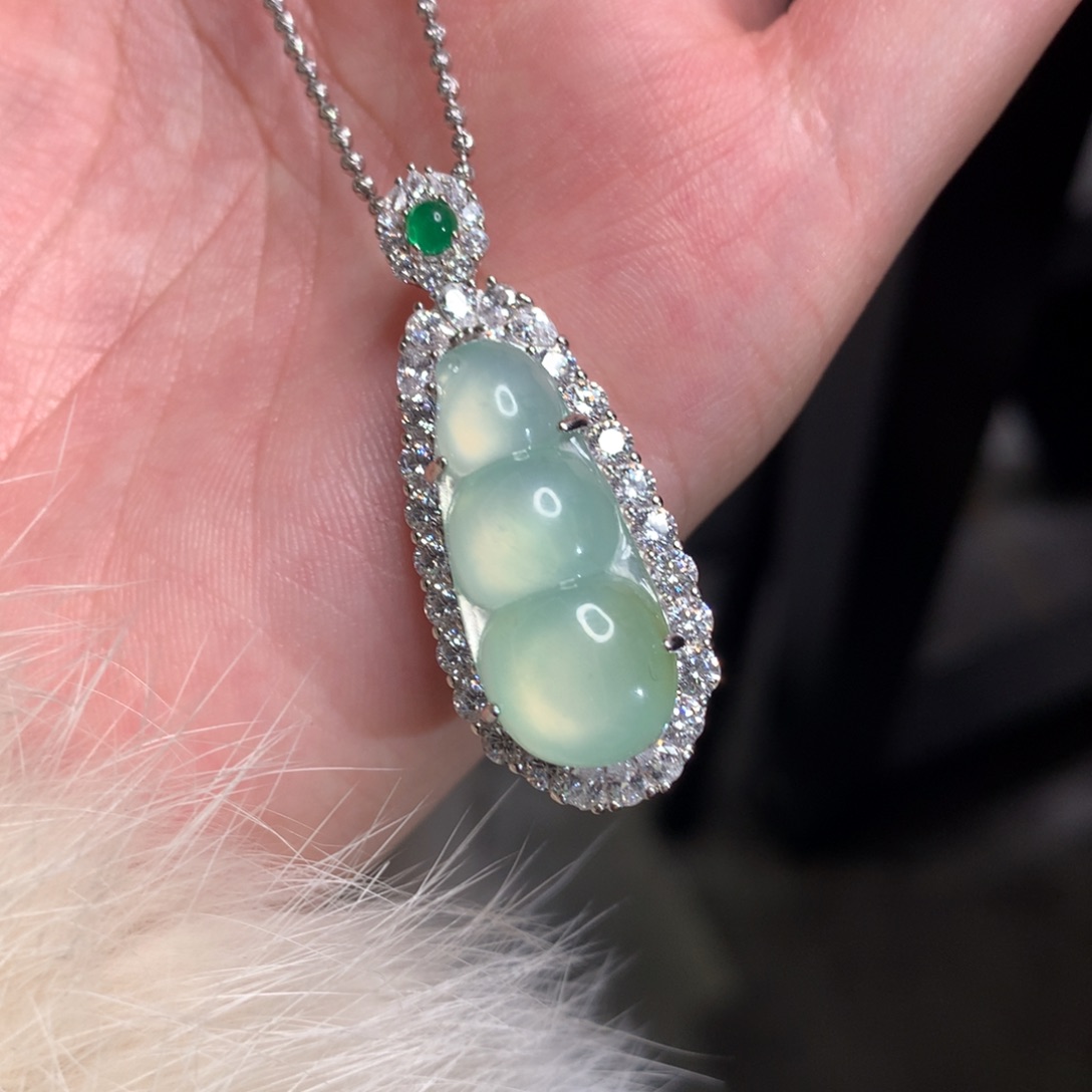 翡翠银S925镶嵌吊坠(不含链)福豆 绝绝子