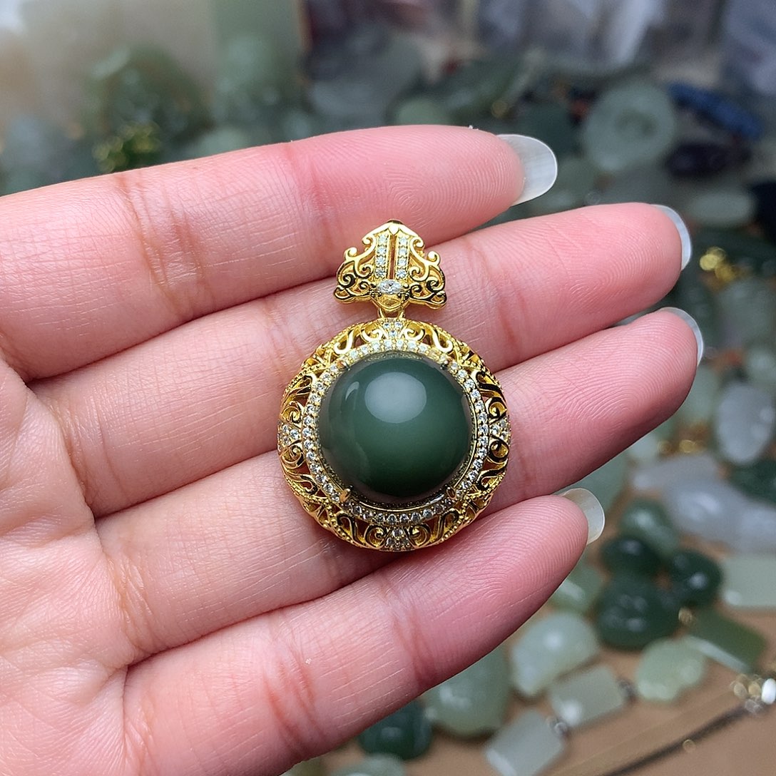 和田玉吊坠未镶嵌煎**子