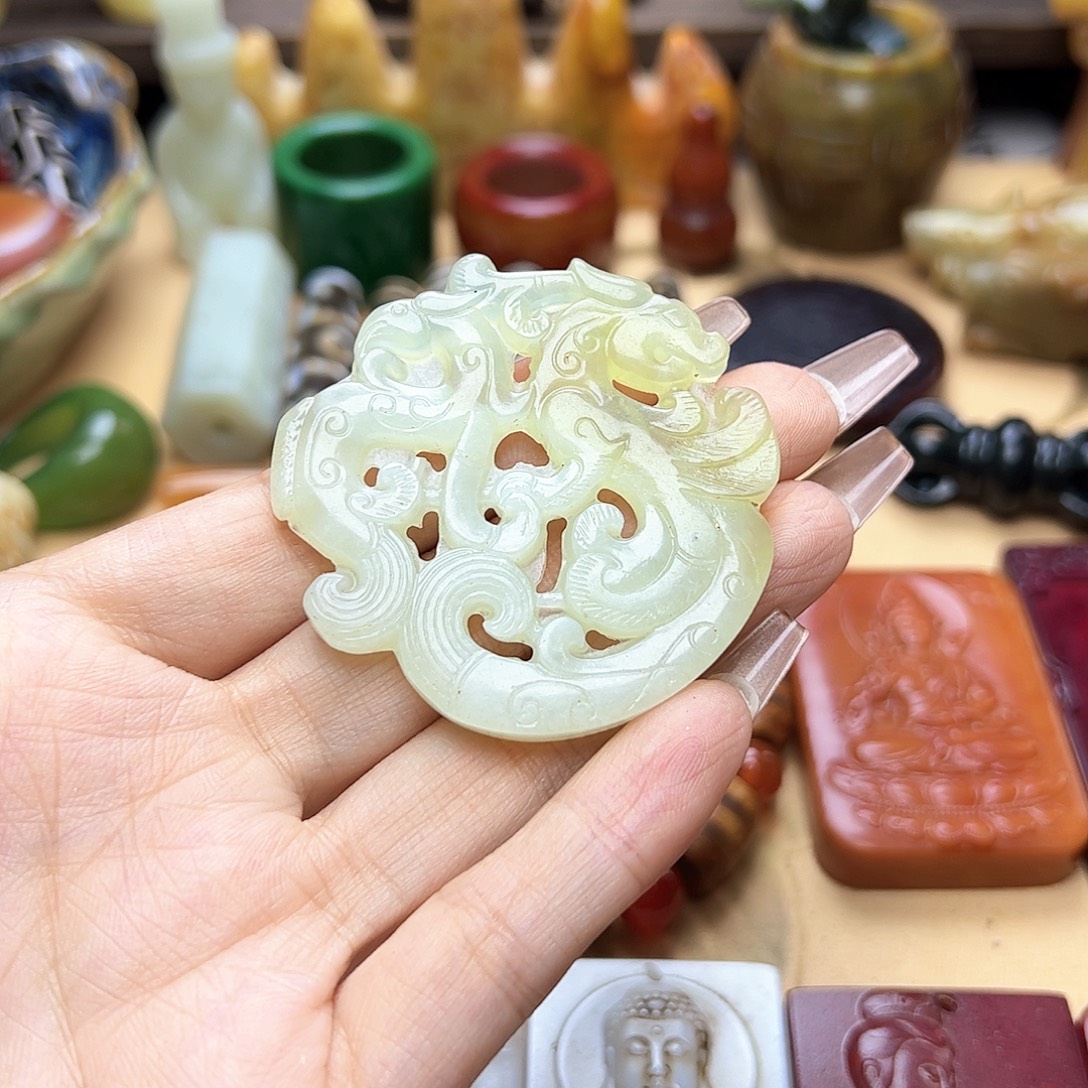 蛇纹石玉未镶嵌颈饰